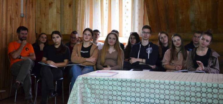 Студенти-біологи на практиці дізнавалися про роль мертвої деревини у лісі